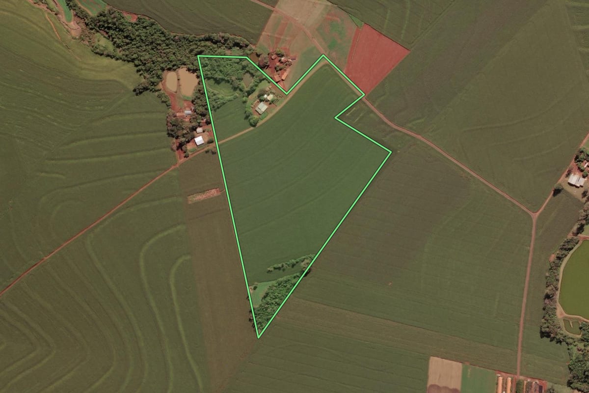 Imagem de satélite do imóvel rural em Serranópolis do Iguaçu (PR), com o contorno declarado no CAR desenhado por cima.