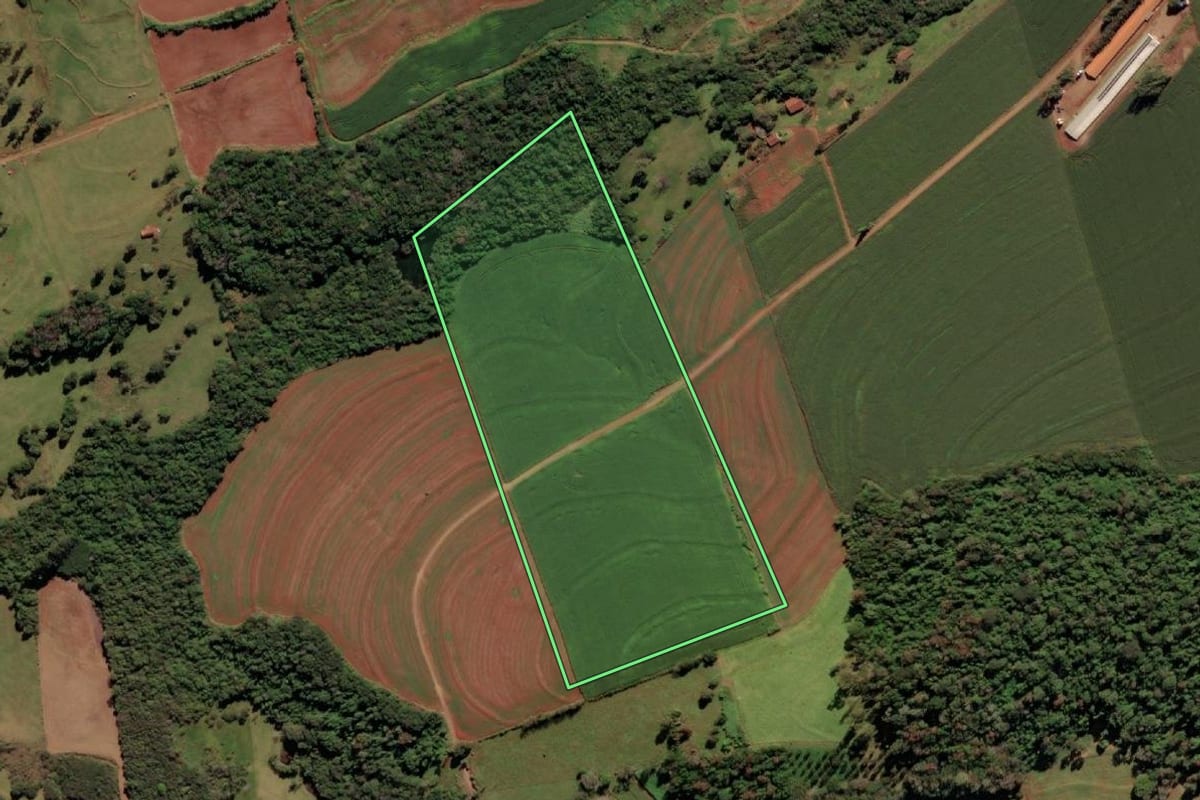 Imagem de satélite do imóvel rural em Serranópolis do Iguaçu (PR), com o contorno declarado no CAR desenhado por cima.