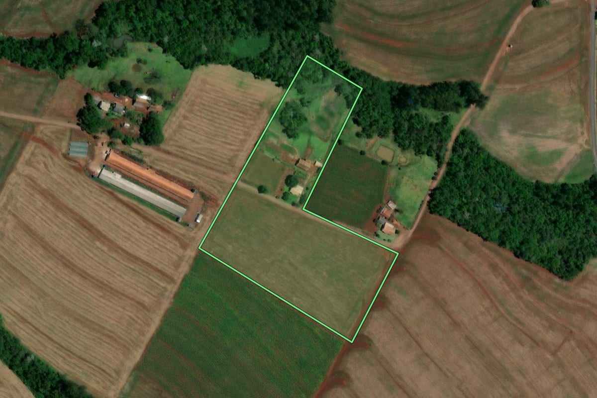 Imagem de satélite do imóvel rural em Serranópolis do Iguaçu (PR), com o contorno declarado no CAR desenhado por cima.