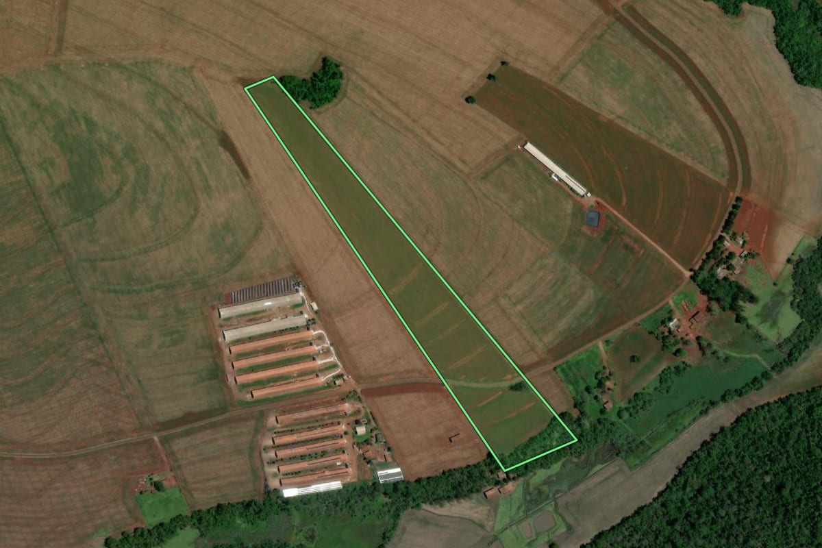 Imagem de satélite do imóvel rural em Serranópolis do Iguaçu (PR), com o contorno declarado no CAR desenhado por cima.