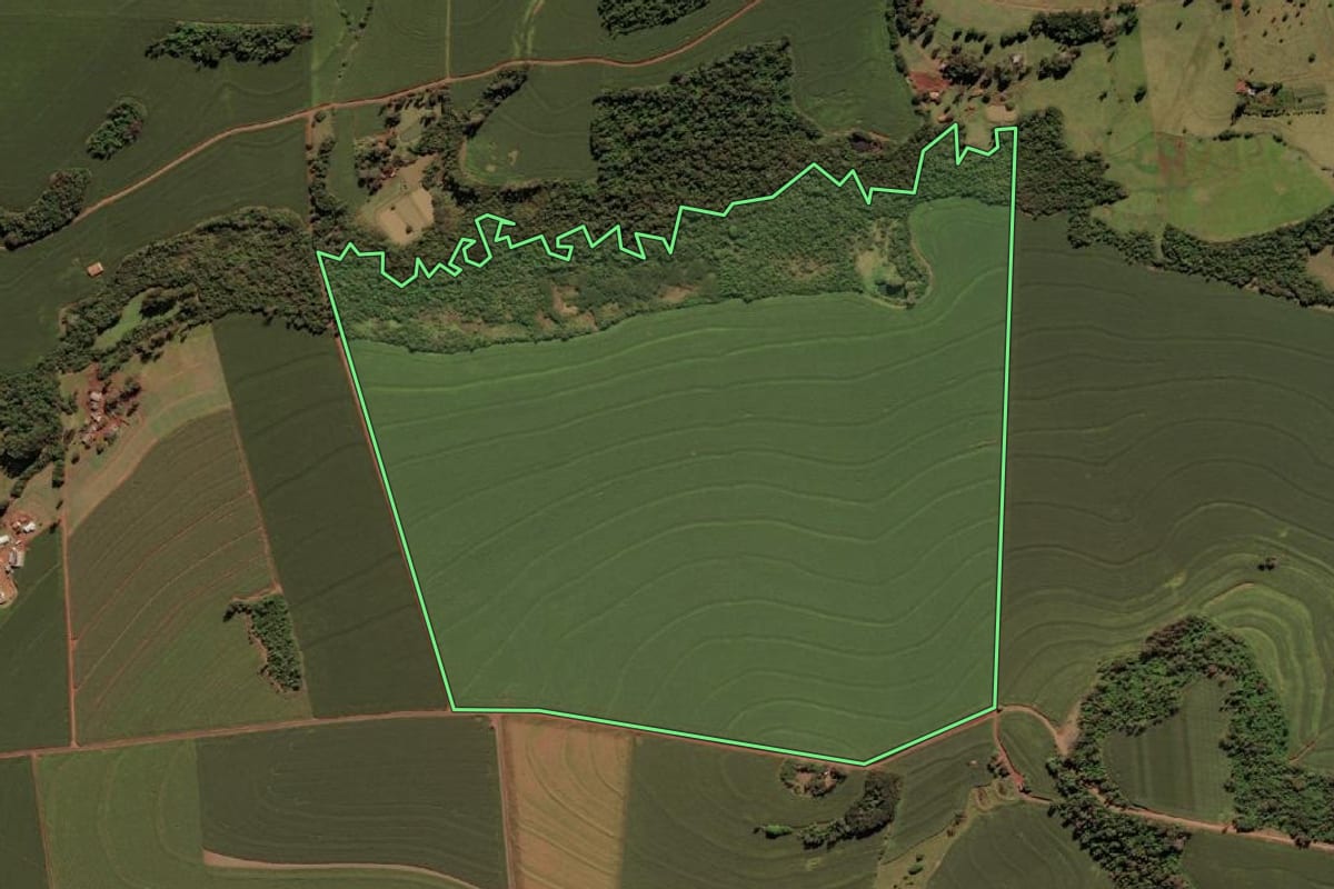 Imagem de satélite do imóvel rural em Serranópolis do Iguaçu (PR), com o contorno declarado no CAR desenhado por cima.