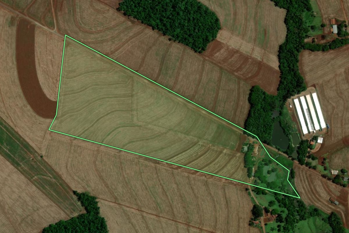 Imagem de satélite do imóvel rural em Serranópolis do Iguaçu (PR), com o contorno declarado no CAR desenhado por cima.