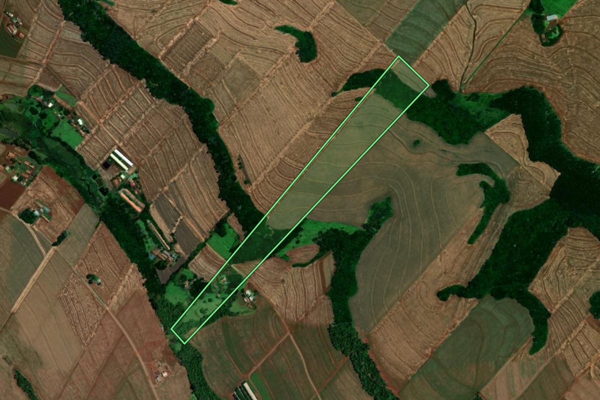 Imagem de satélite do imóvel rural em Serranópolis do Iguaçu (PR), com o contorno declarado no CAR desenhado por cima.
