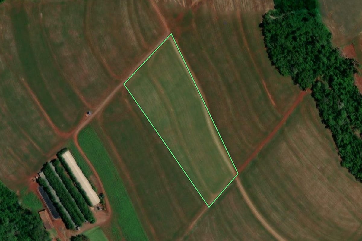 Imagem de satélite do imóvel rural em Serranópolis do Iguaçu (PR), com o contorno declarado no CAR desenhado por cima.
