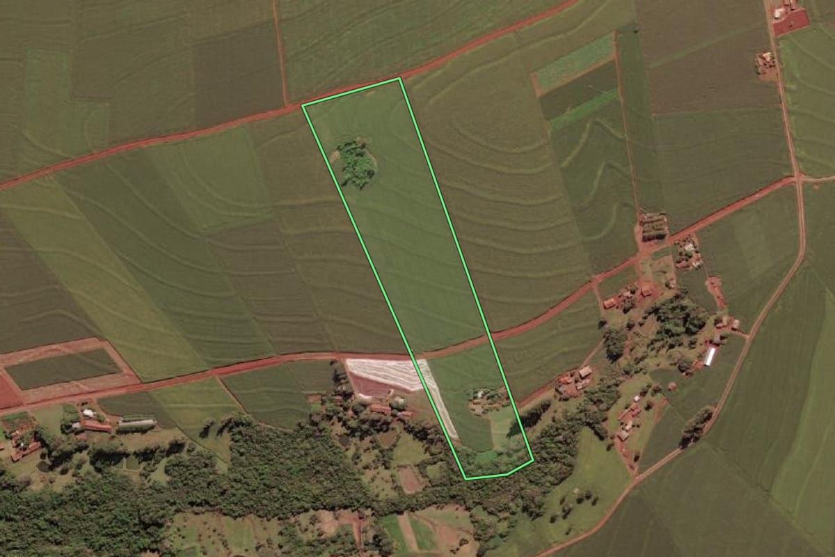 Imagem de satélite do imóvel rural em Serranópolis do Iguaçu (PR), com o contorno declarado no CAR desenhado por cima.