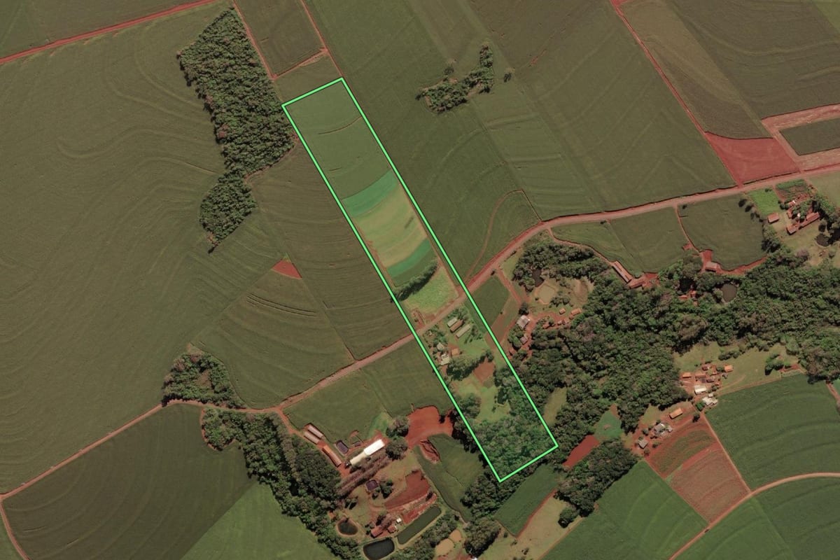 Imagem de satélite do imóvel rural em Serranópolis do Iguaçu (PR), com o contorno declarado no CAR desenhado por cima.