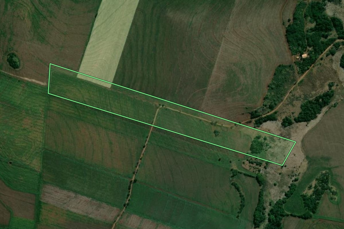 Imagem de satélite do imóvel rural em Sertaneja (PR), com o contorno declarado no CAR desenhado por cima.