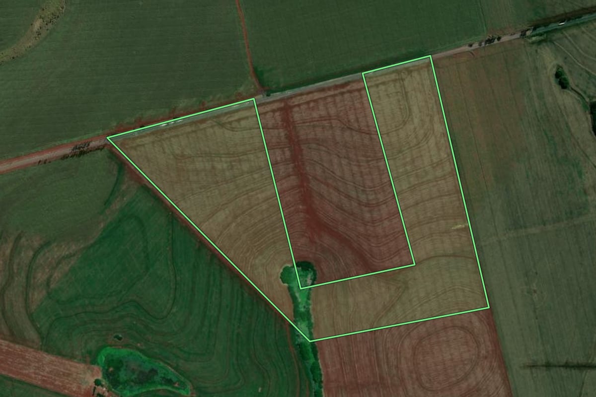 Imagem de satélite do imóvel rural em Sertaneja (PR), com o contorno declarado no CAR desenhado por cima.