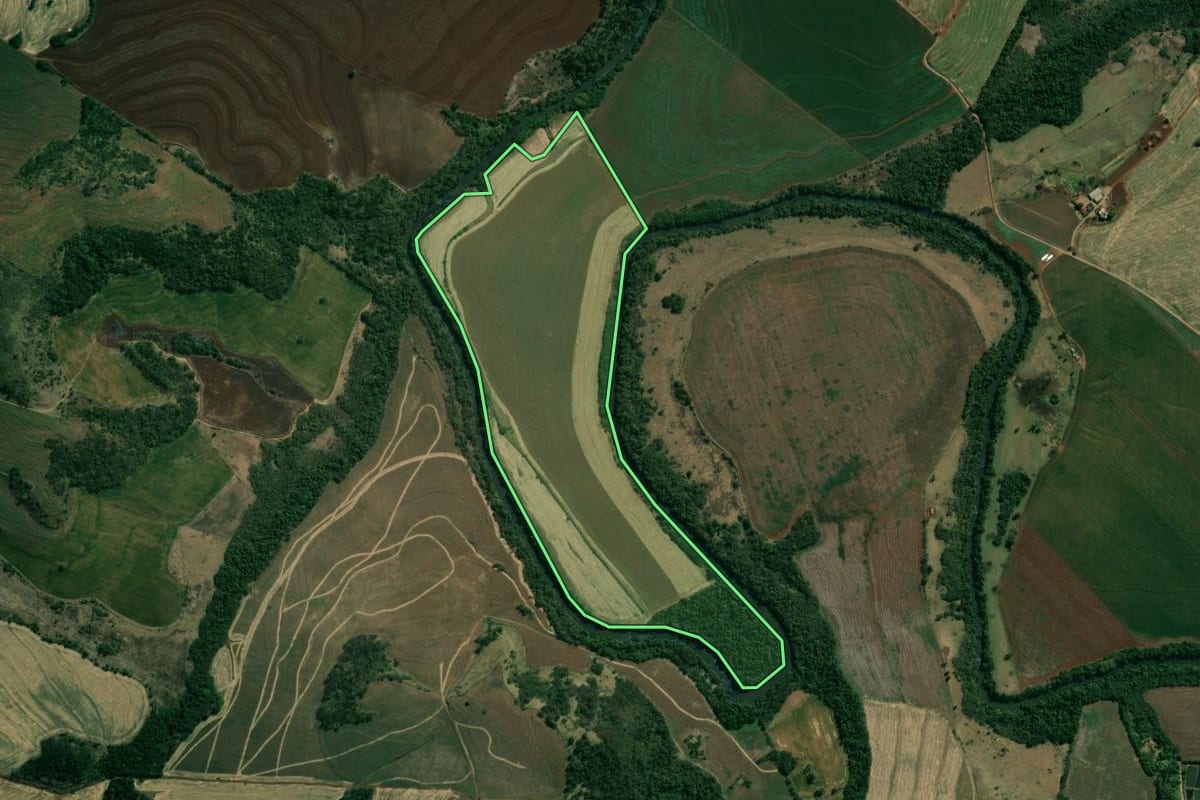 Imagem de satélite do imóvel rural em Sertaneja (PR), com o contorno declarado no CAR desenhado por cima.