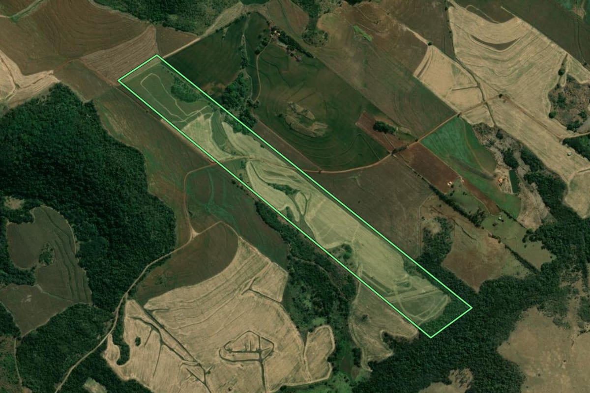 Imagem de satélite do imóvel rural em Sertaneja (PR), com o contorno declarado no CAR desenhado por cima.