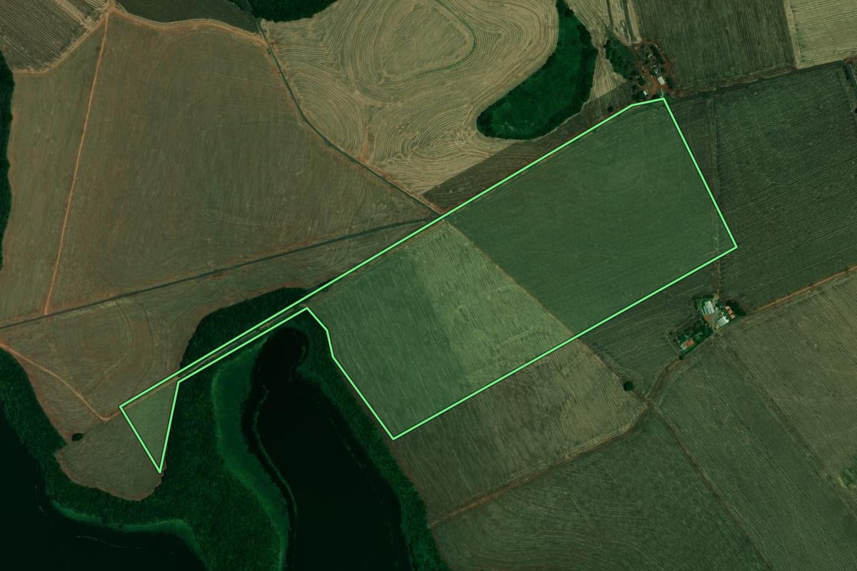 Imagem de satélite do imóvel rural em Sertaneja (PR), com o contorno declarado no CAR desenhado por cima.