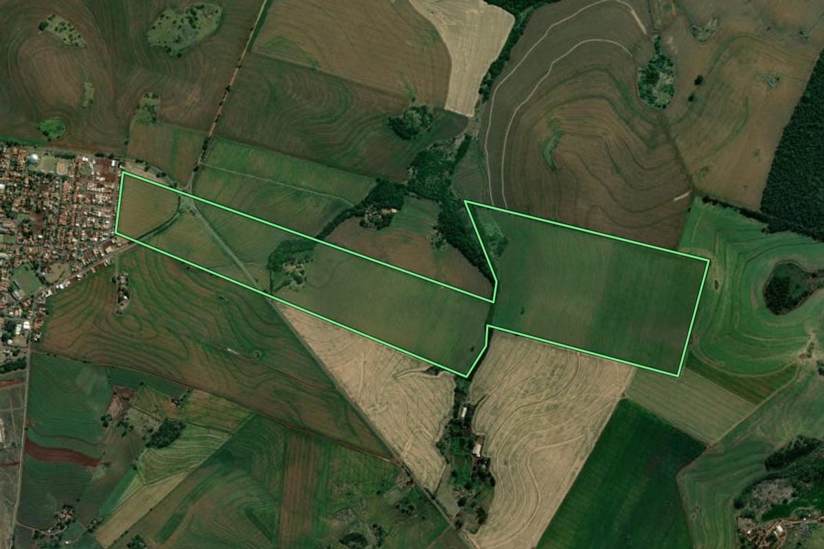 Imagem de satélite do imóvel rural em Sertaneja (PR), com o contorno declarado no CAR desenhado por cima.