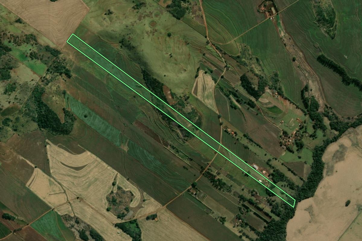 Imagem de satélite do imóvel rural em Sertaneja (PR), com o contorno declarado no CAR desenhado por cima.