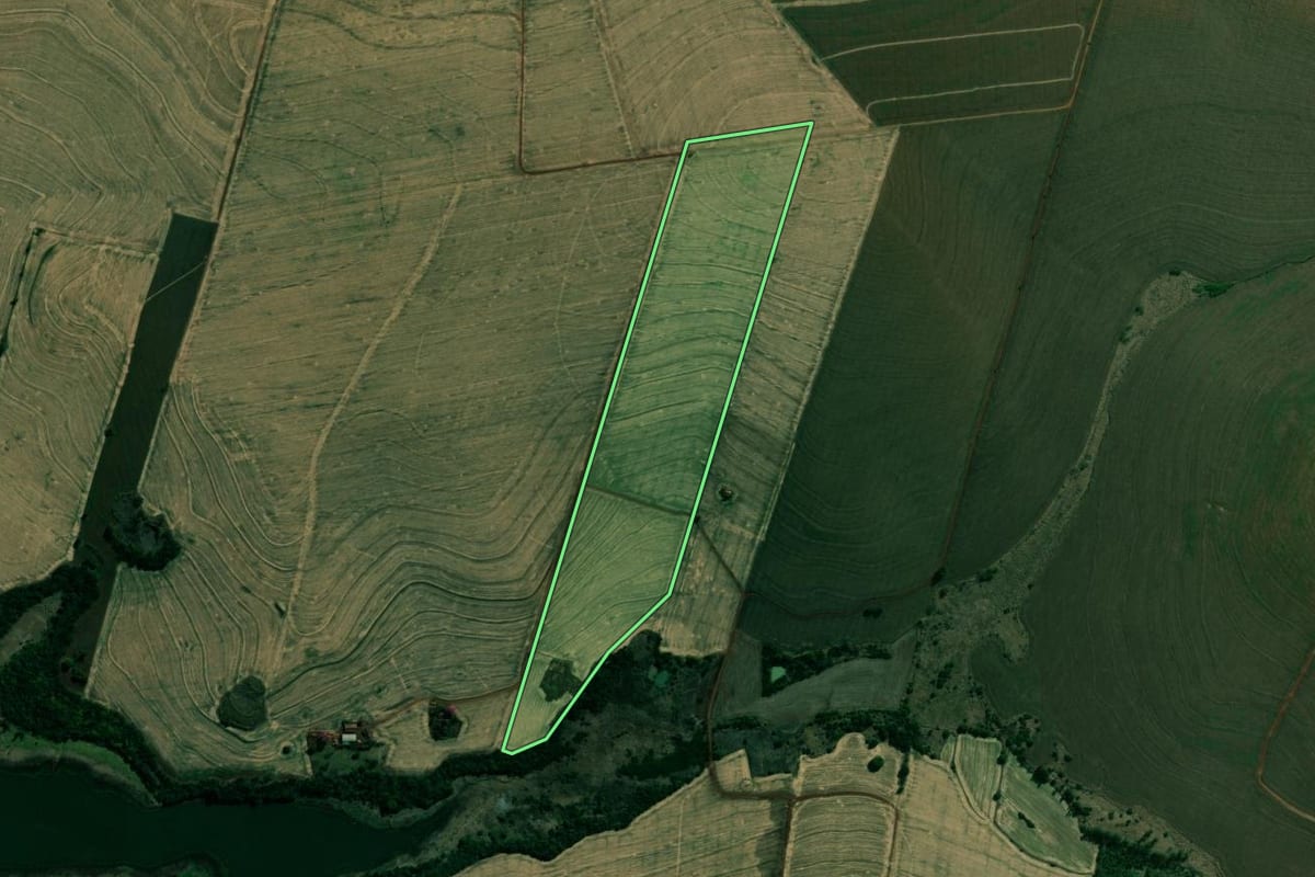 Imagem de satélite do imóvel rural em Sertaneja (PR), com o contorno declarado no CAR desenhado por cima.