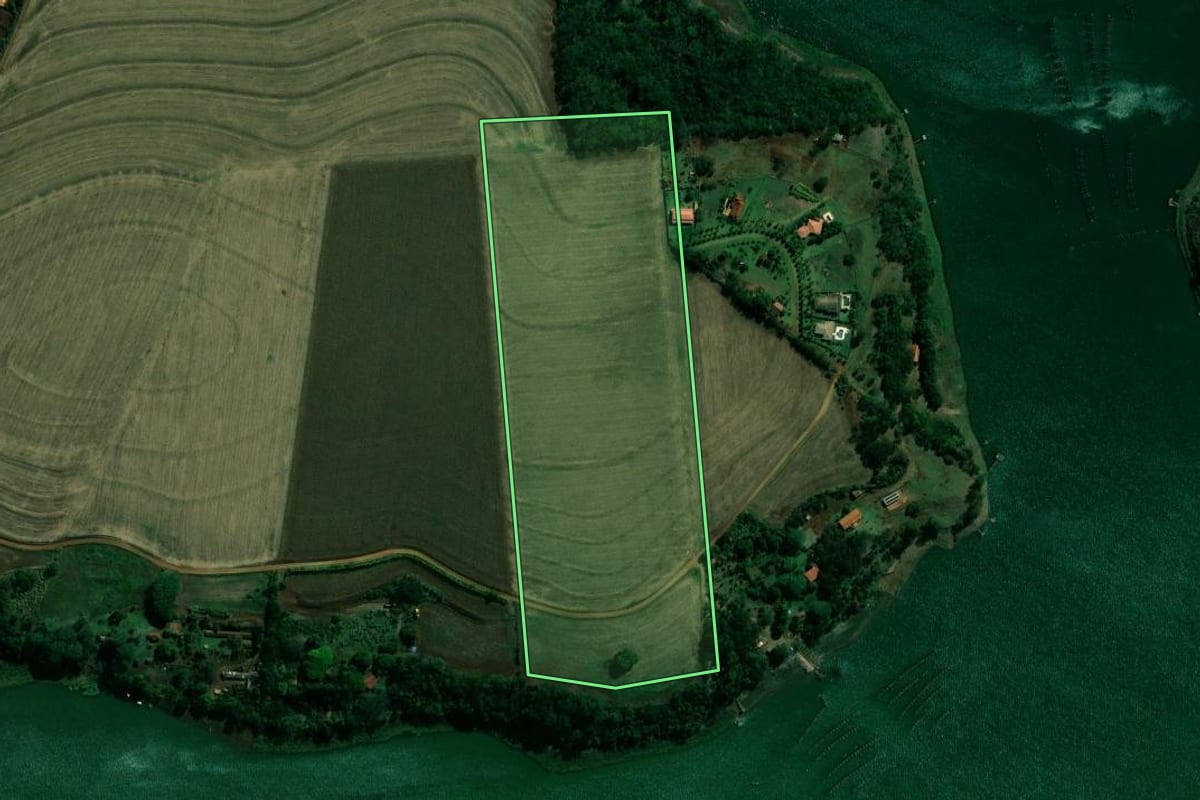Imagem de satélite do imóvel rural em Sertaneja (PR), com o contorno declarado no CAR desenhado por cima.
