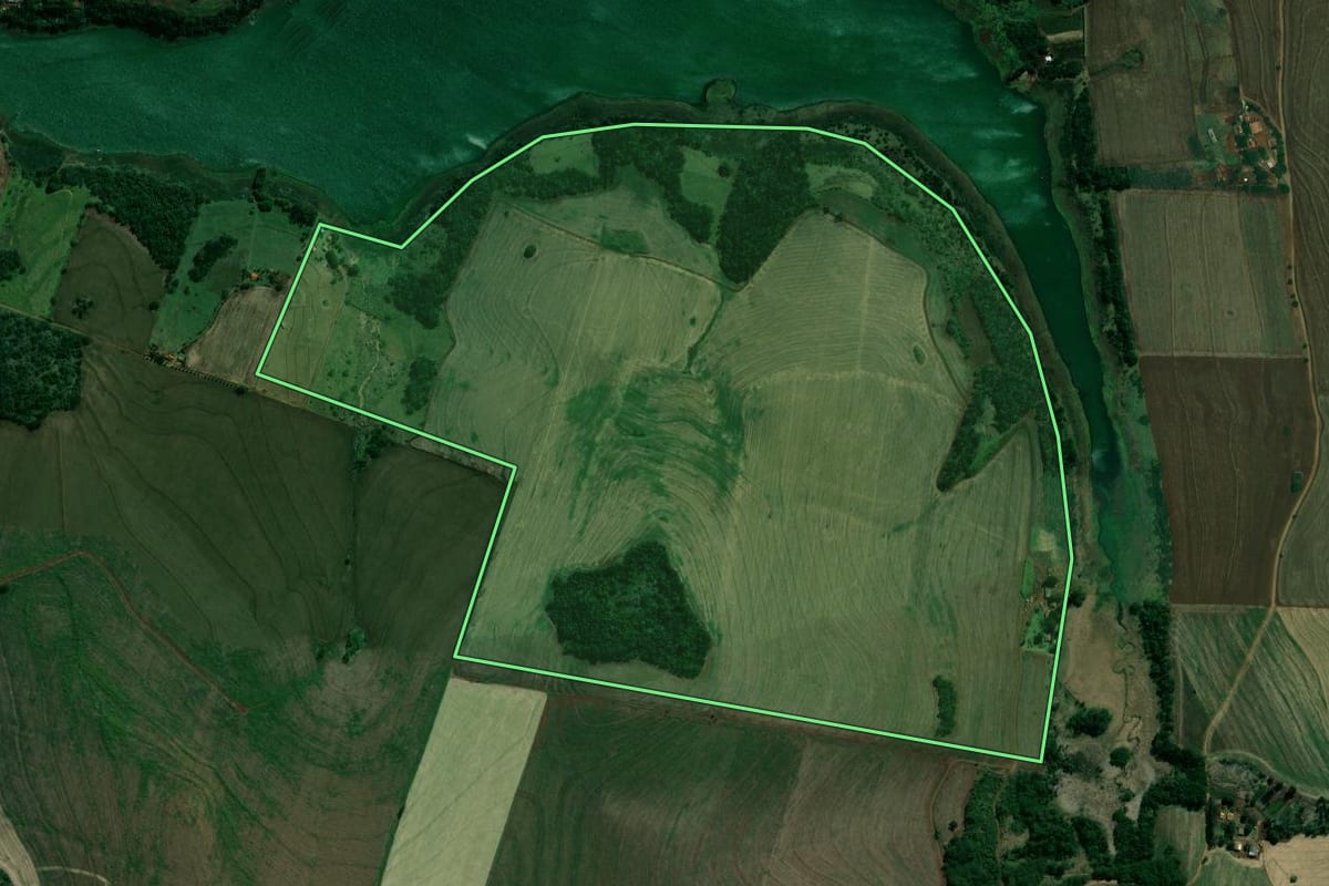 Imagem de satélite do imóvel rural em Sertaneja (PR), com o contorno declarado no CAR desenhado por cima.