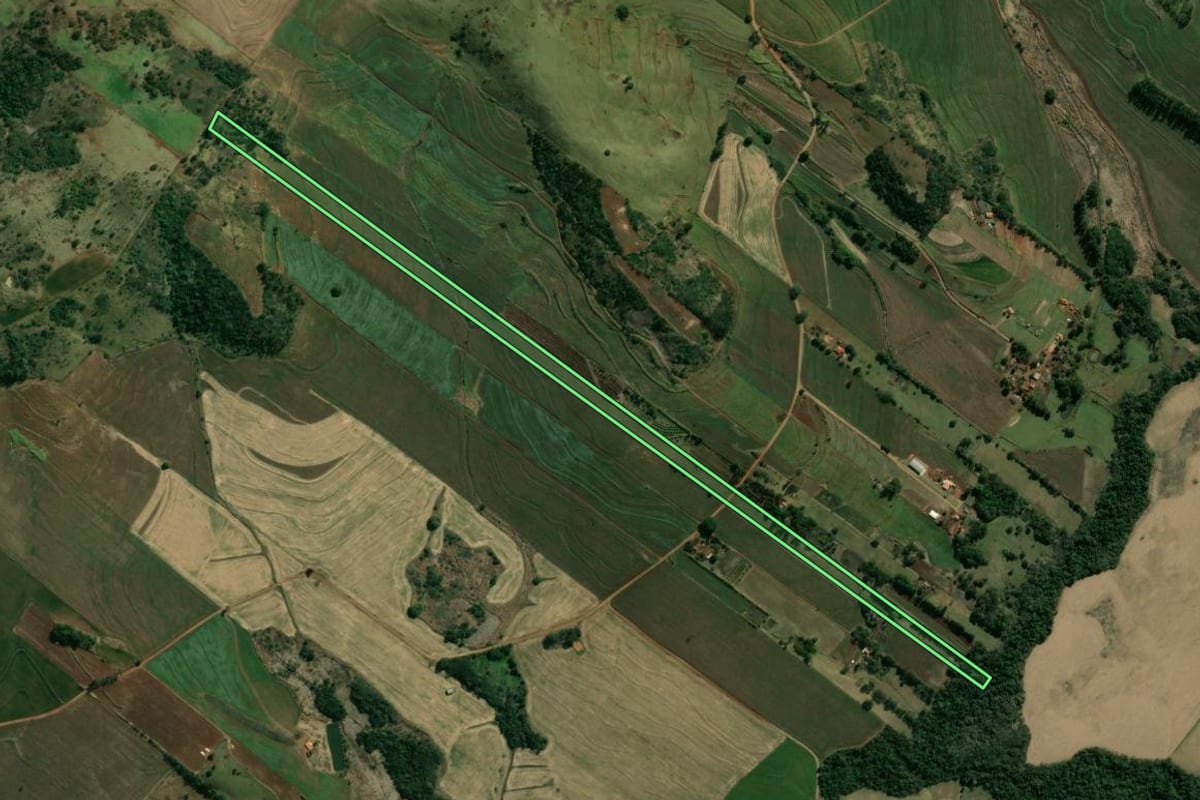Imagem de satélite do imóvel rural em Sertaneja (PR), com o contorno declarado no CAR desenhado por cima.