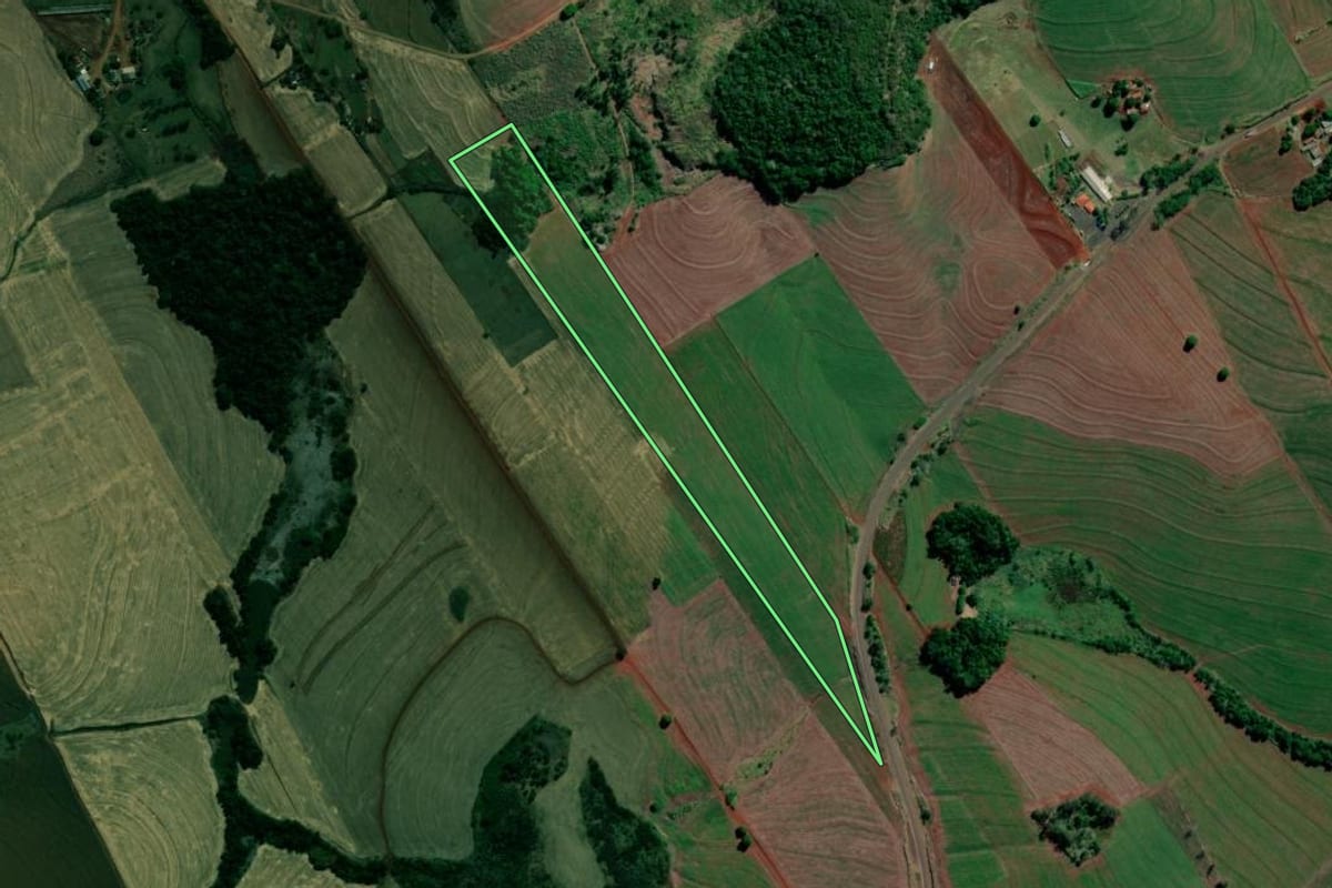 Imagem de satélite do imóvel rural em Sertanópolis (PR), com o contorno declarado no CAR desenhado por cima.