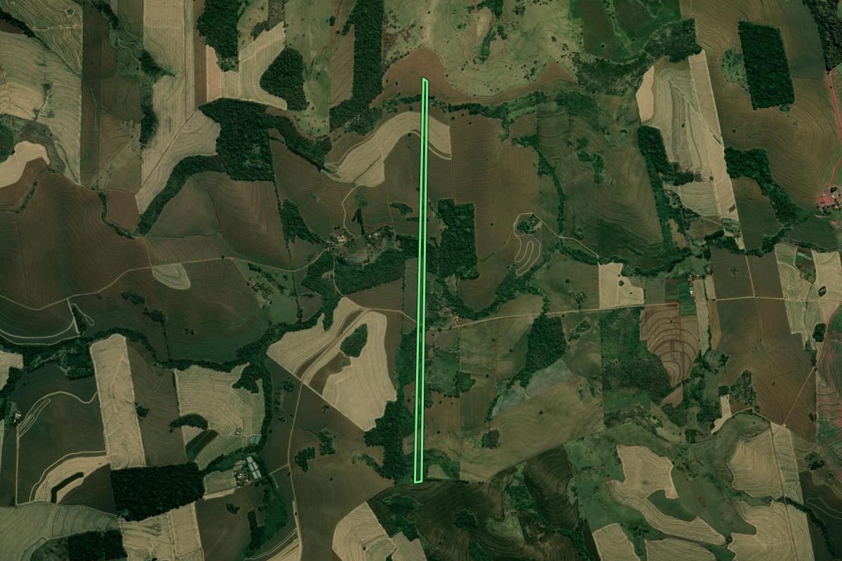 Imagem de satélite do imóvel rural em Sertanópolis (PR), com o contorno declarado no CAR desenhado por cima.