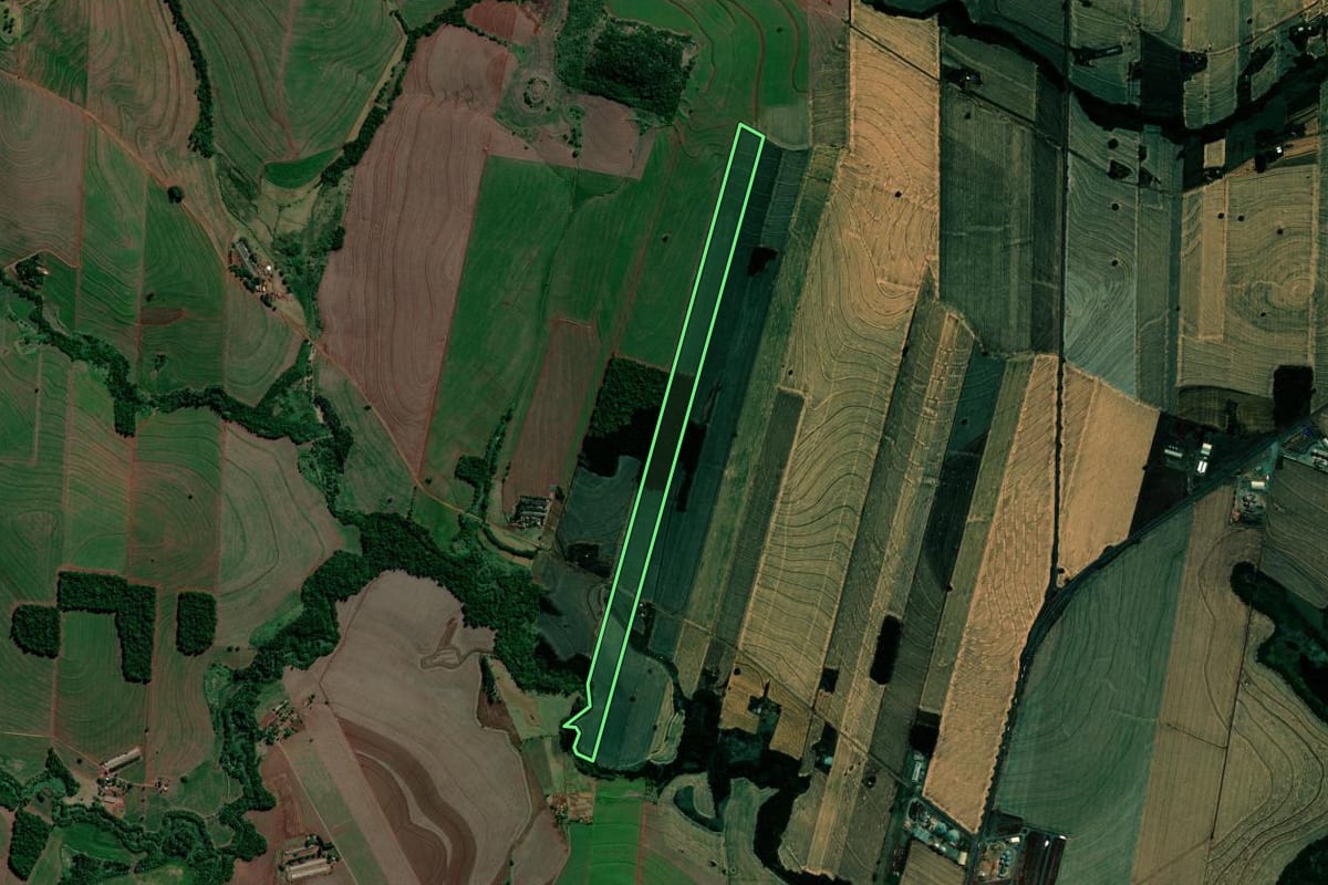 Imagem de satélite do imóvel rural em Sertanópolis (PR), com o contorno declarado no CAR desenhado por cima.