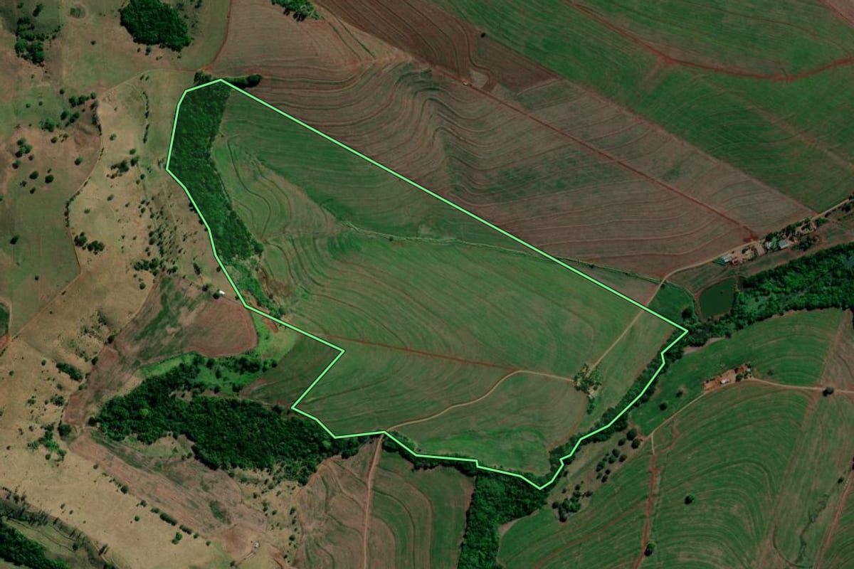 Imagem de satélite do imóvel rural em Sertanópolis (PR), com o contorno declarado no CAR desenhado por cima.