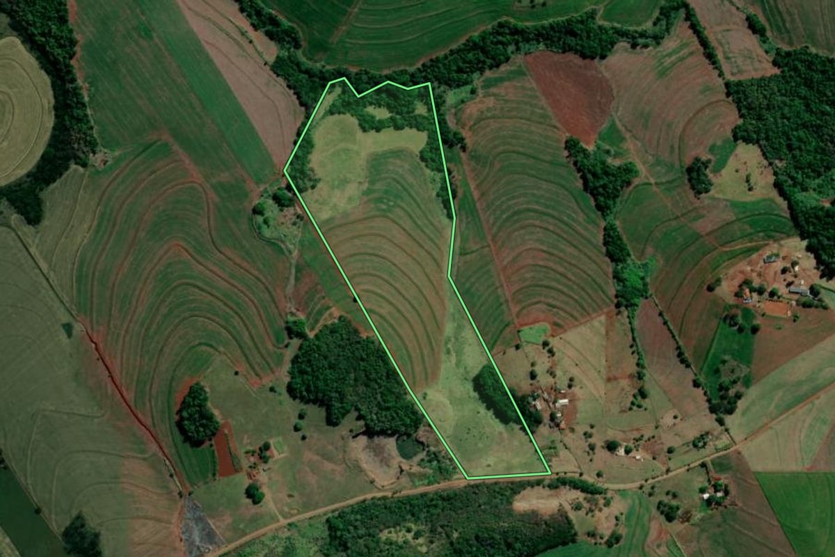 Imagem de satélite do imóvel rural em Sertanópolis (PR), com o contorno declarado no CAR desenhado por cima.