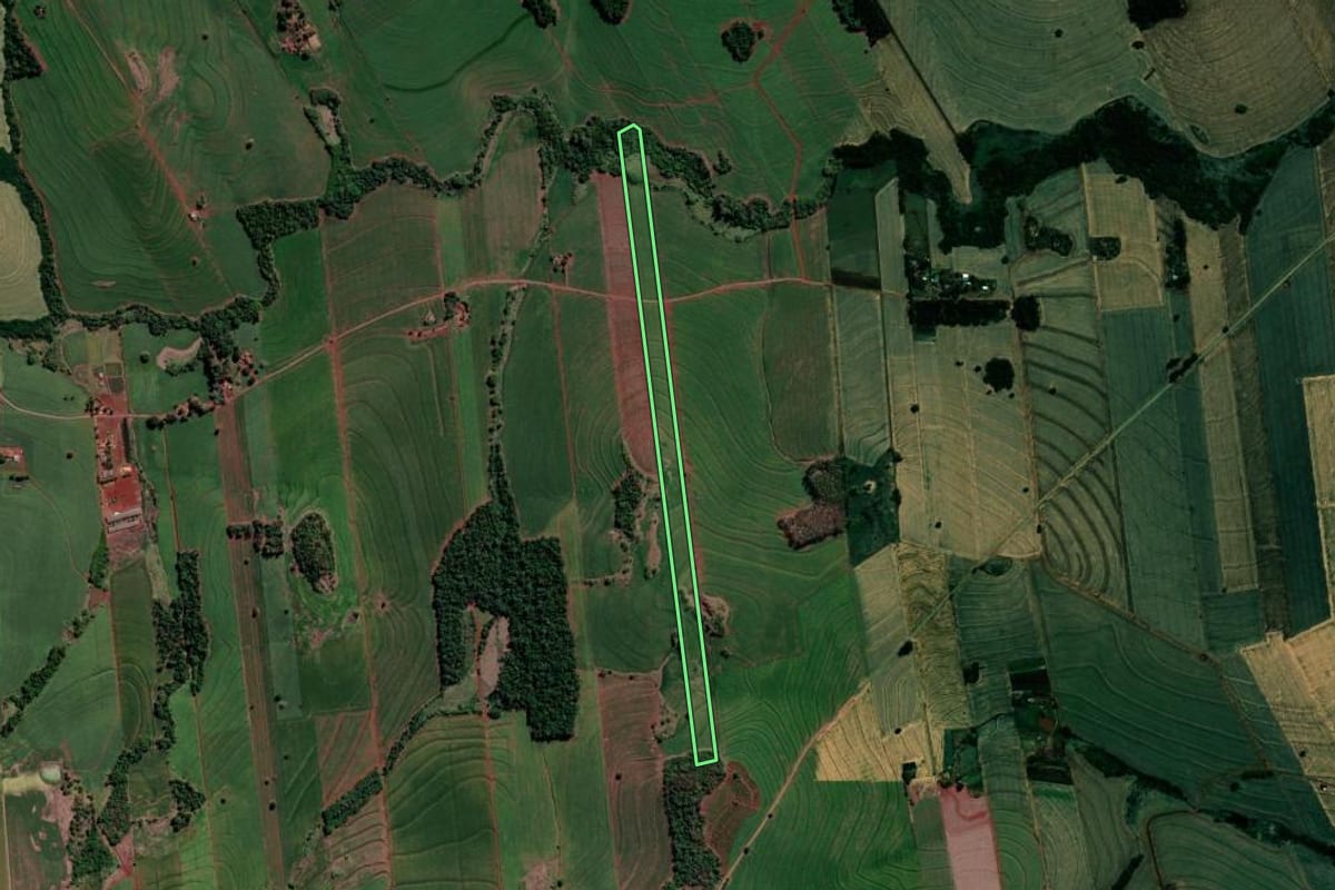 Imagem de satélite do imóvel rural em Sertanópolis (PR), com o contorno declarado no CAR desenhado por cima.