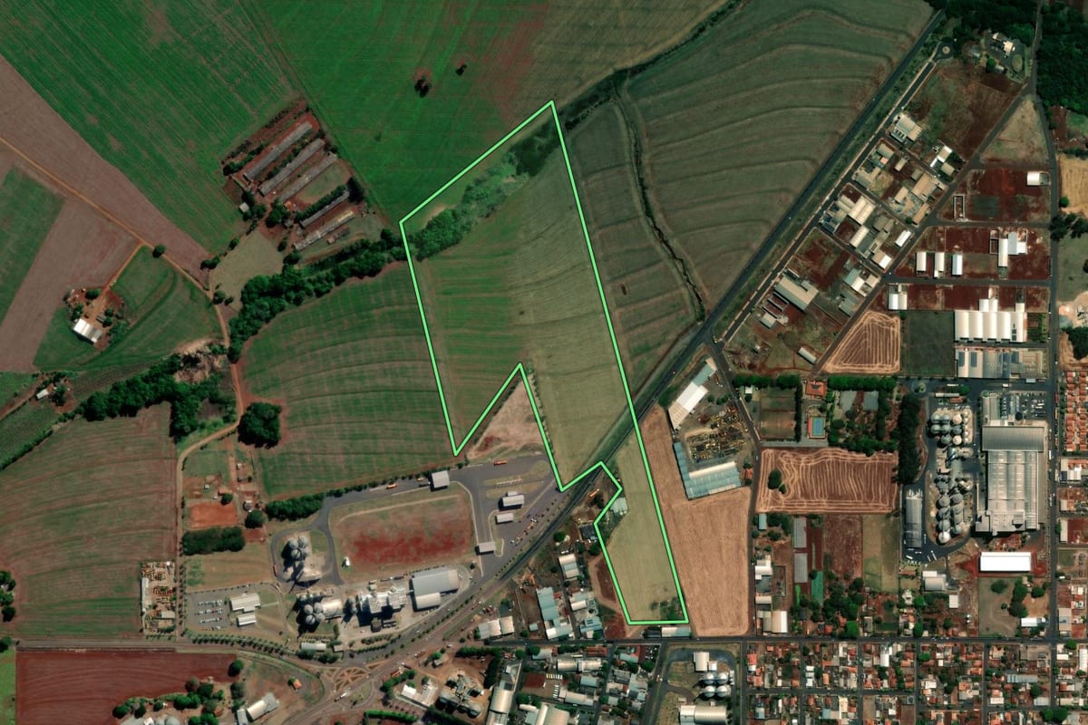 Imagem de satélite do imóvel rural em Sertanópolis (PR), com o contorno declarado no CAR desenhado por cima.