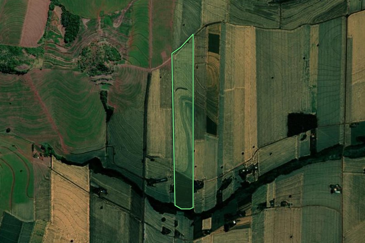 Imagem de satélite do imóvel rural em Sertanópolis (PR), com o contorno declarado no CAR desenhado por cima.