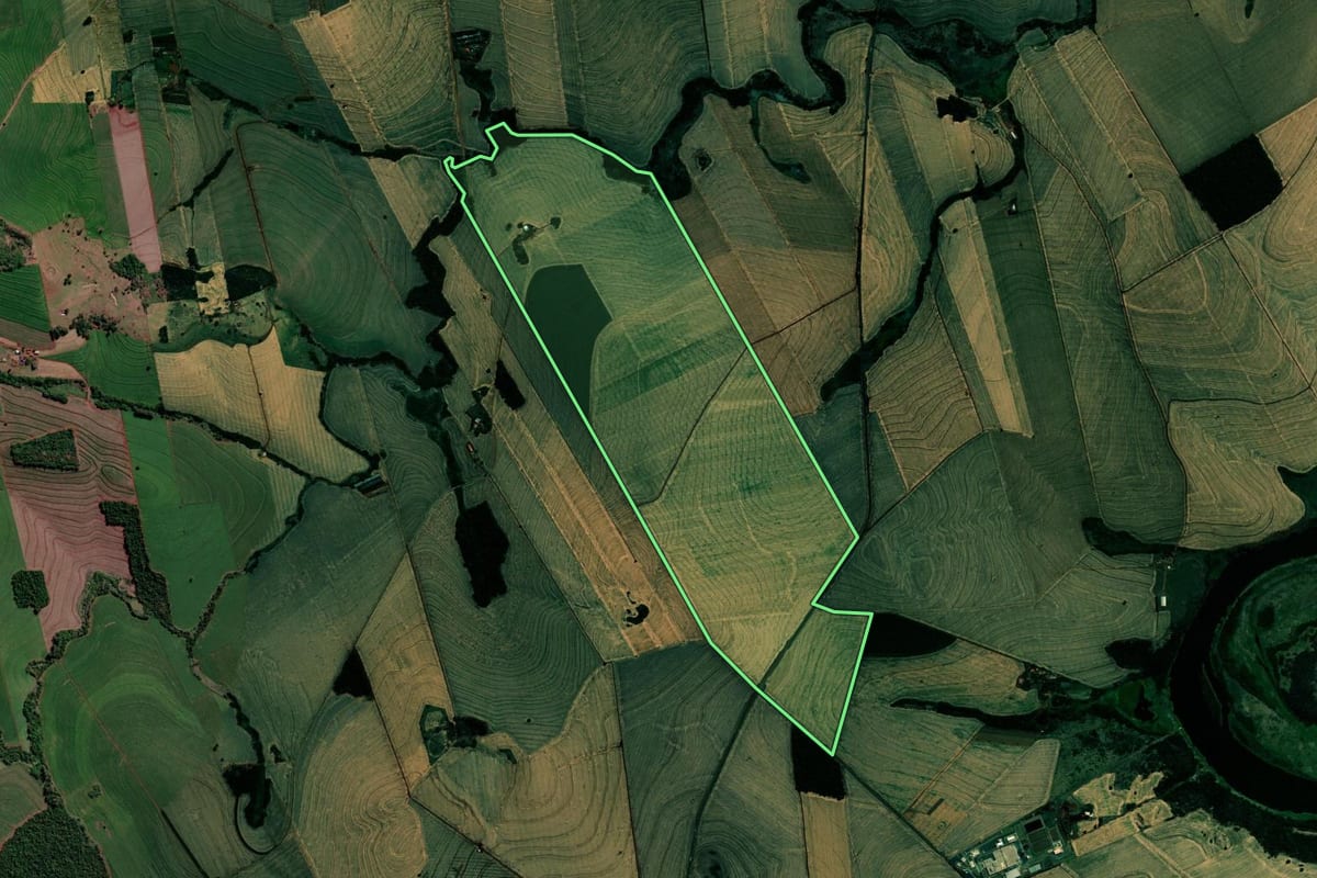 Imagem de satélite do imóvel rural em Sertanópolis (PR), com o contorno declarado no CAR desenhado por cima.