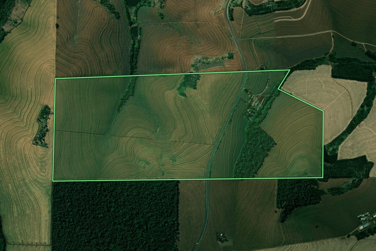Imagem de satélite do imóvel rural em Sertanópolis (PR), com o contorno declarado no CAR desenhado por cima.