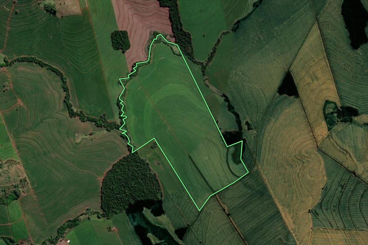 Imagem de satélite do imóvel rural em Sertanópolis (PR), com o contorno declarado no CAR desenhado por cima.
