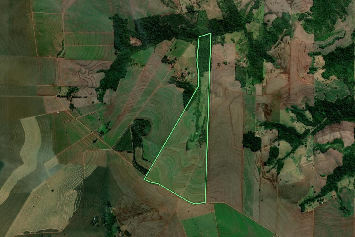 Imagem de satélite do imóvel rural em Sertanópolis (PR), com o contorno declarado no CAR desenhado por cima.