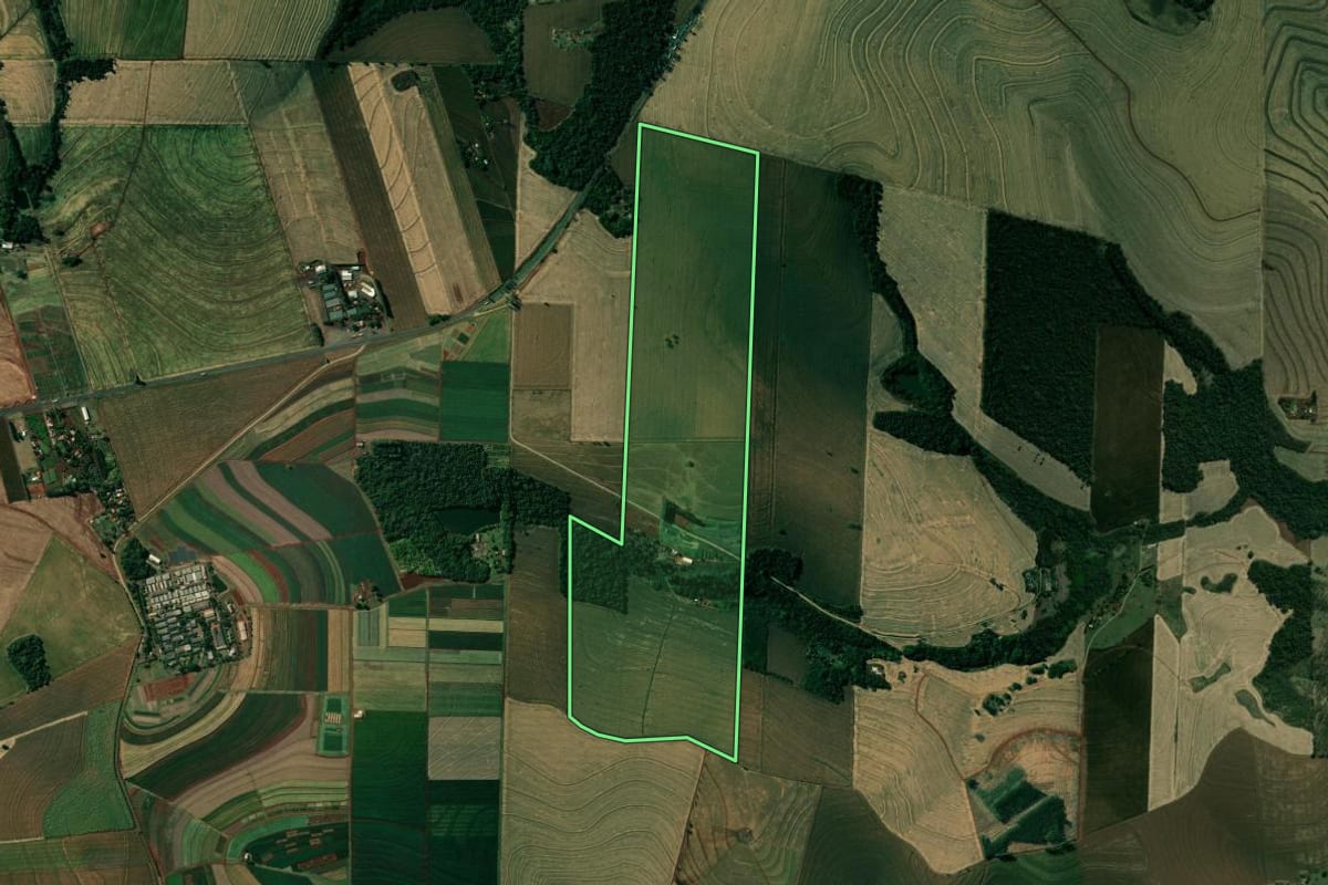 Imagem de satélite do imóvel rural em Sertanópolis (PR), com o contorno declarado no CAR desenhado por cima.
