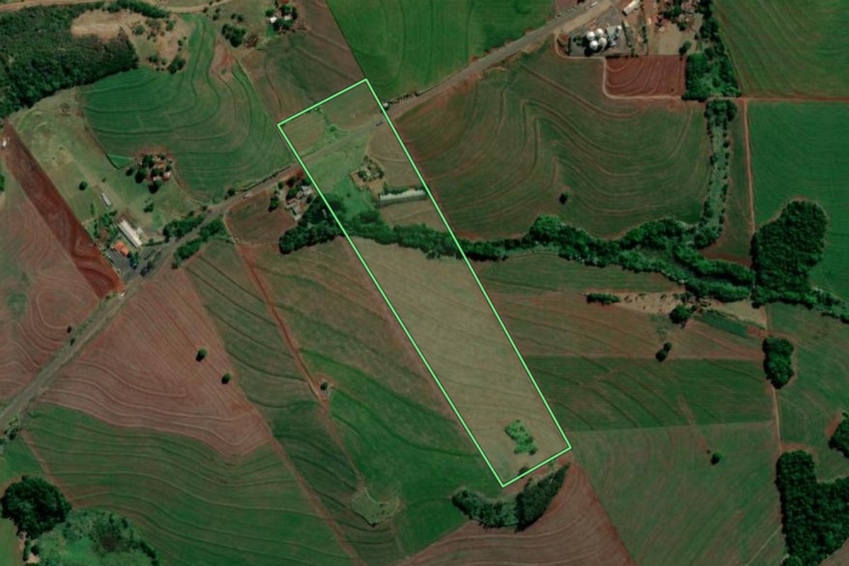 Imagem de satélite do imóvel rural em Sertanópolis (PR), com o contorno declarado no CAR desenhado por cima.