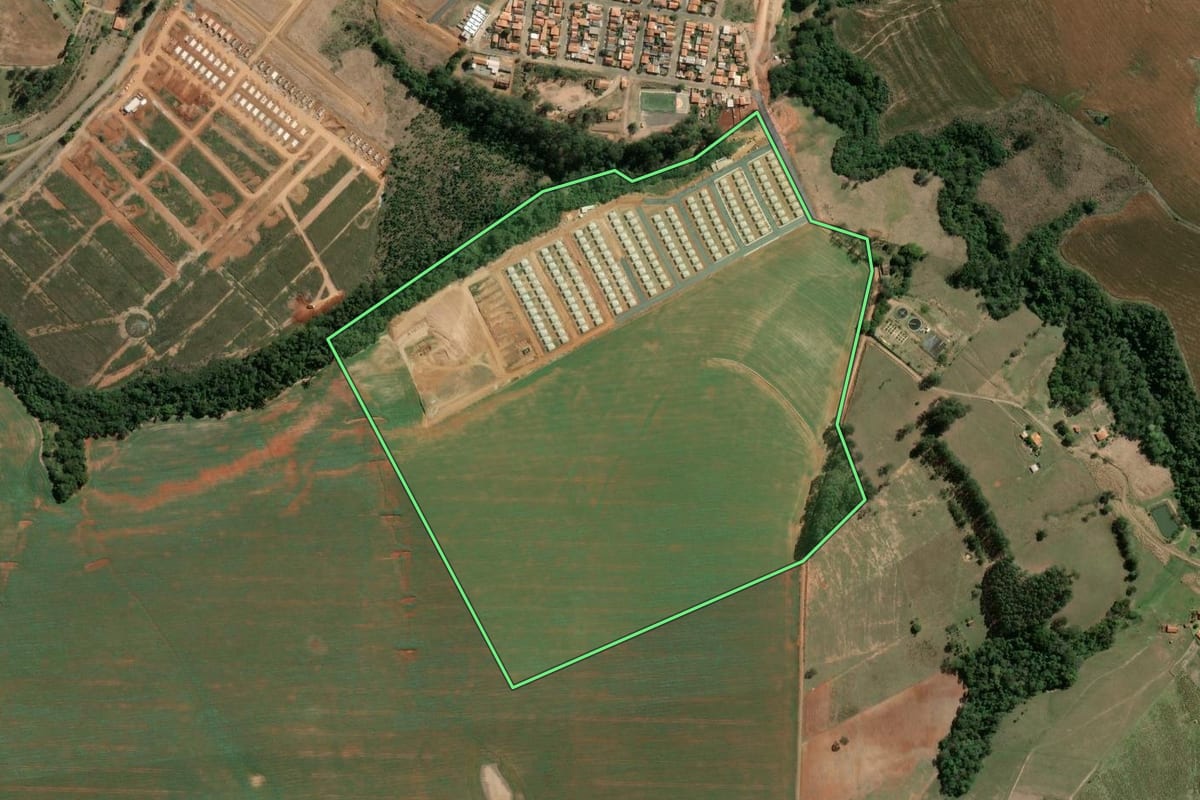 Imagem de satélite do imóvel rural em Siqueira Campos (PR), com o contorno declarado no CAR desenhado por cima.