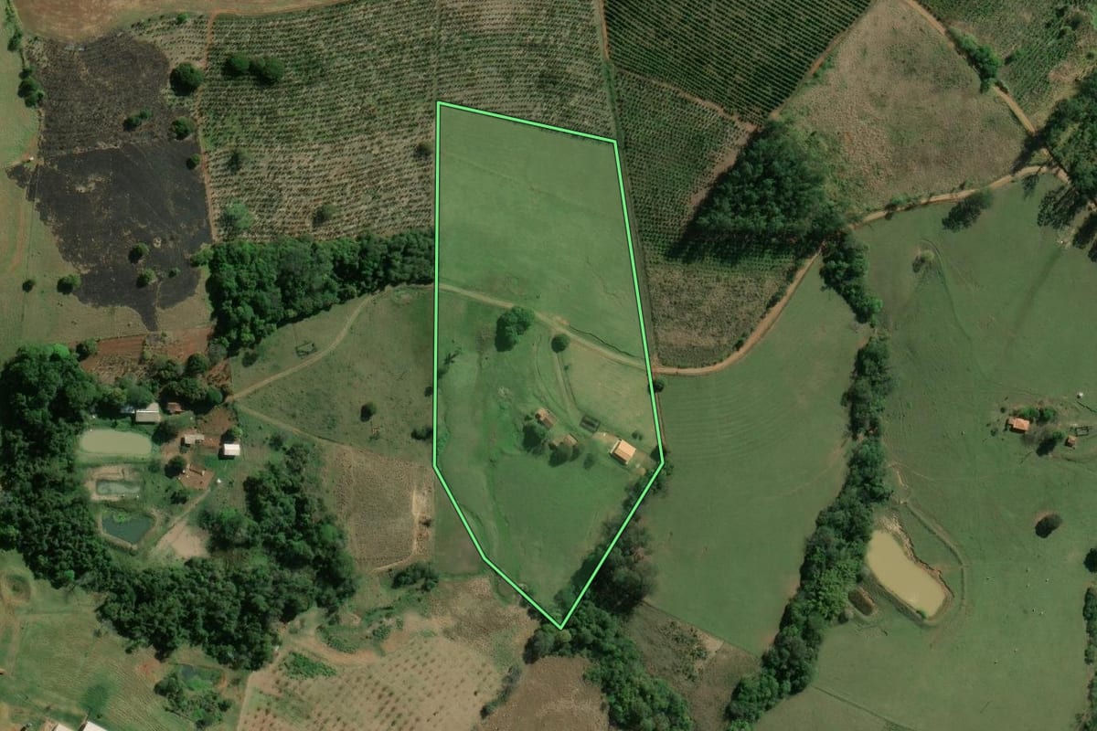Imagem de satélite do imóvel rural em Siqueira Campos (PR), com o contorno declarado no CAR desenhado por cima.
