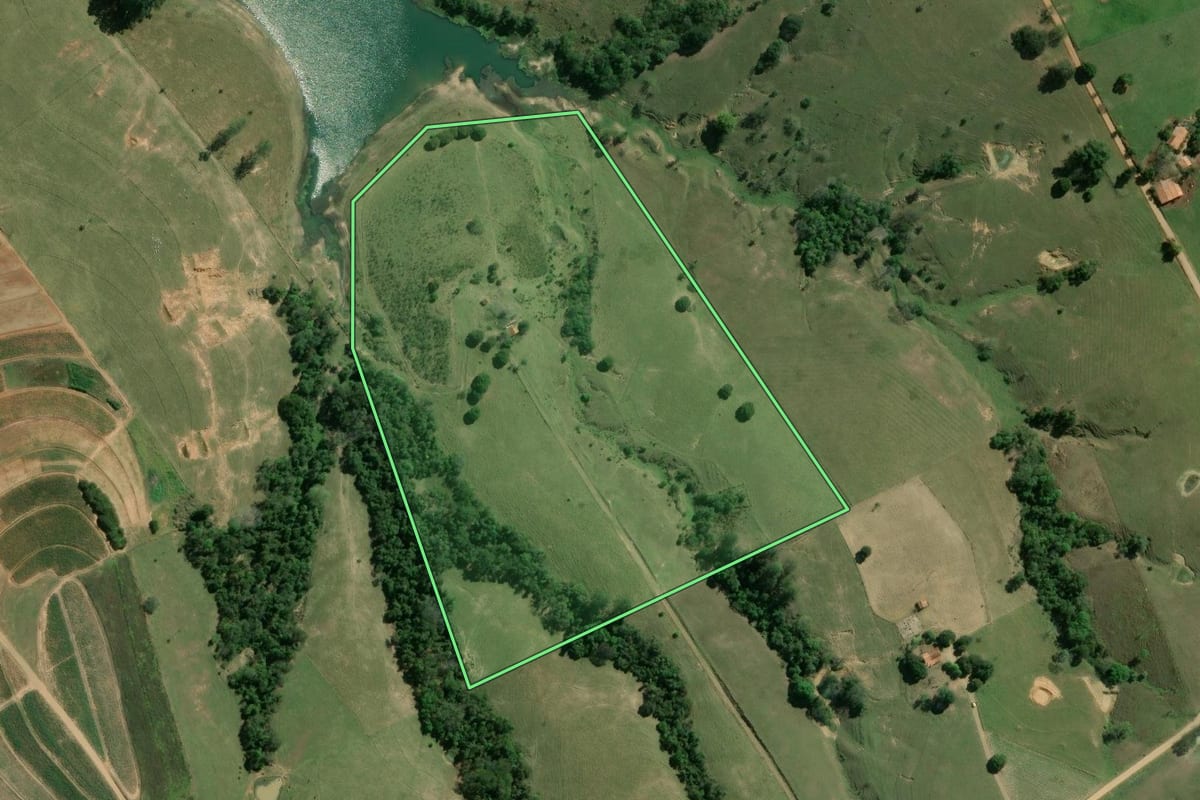Imagem de satélite do imóvel rural em Siqueira Campos (PR), com o contorno declarado no CAR desenhado por cima.