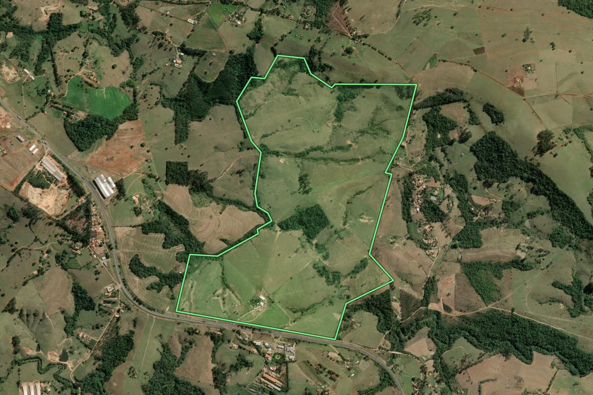 Imagem de satélite do imóvel rural em Siqueira Campos (PR), com o contorno declarado no CAR desenhado por cima.