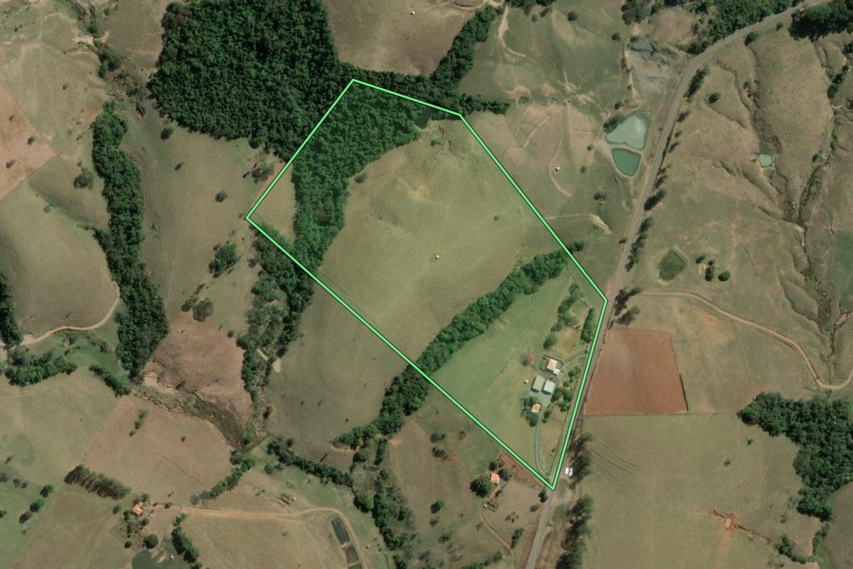 Imagem de satélite do imóvel rural em Siqueira Campos (PR), com o contorno declarado no CAR desenhado por cima.