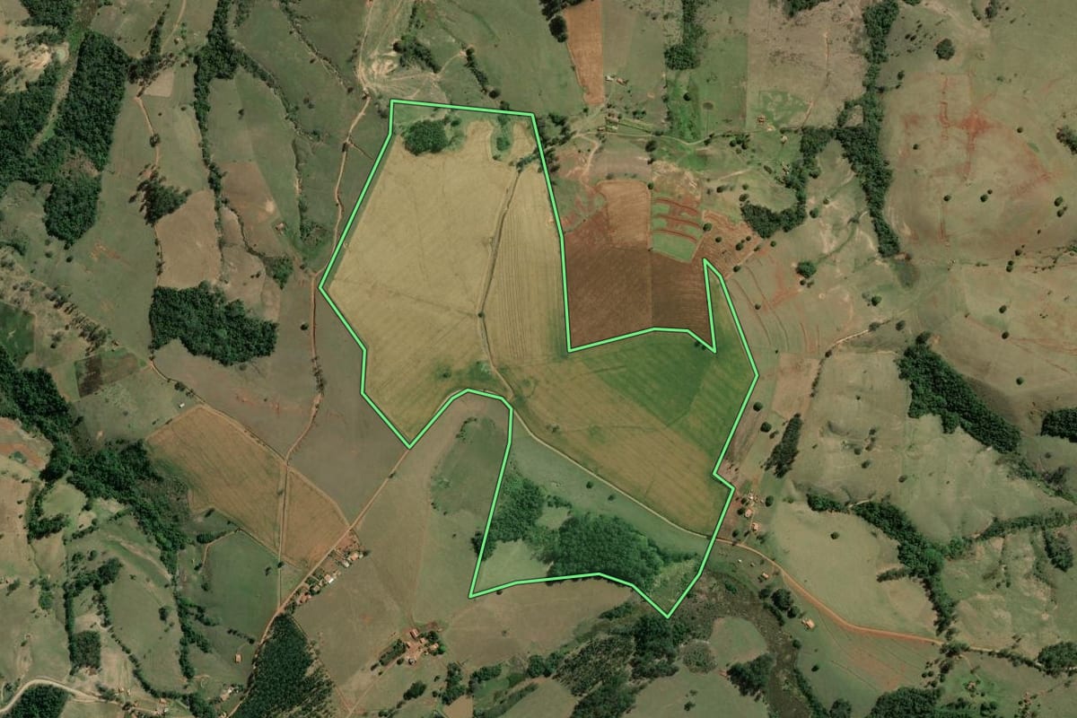 Imagem de satélite do imóvel rural em Siqueira Campos (PR), com o contorno declarado no CAR desenhado por cima.
