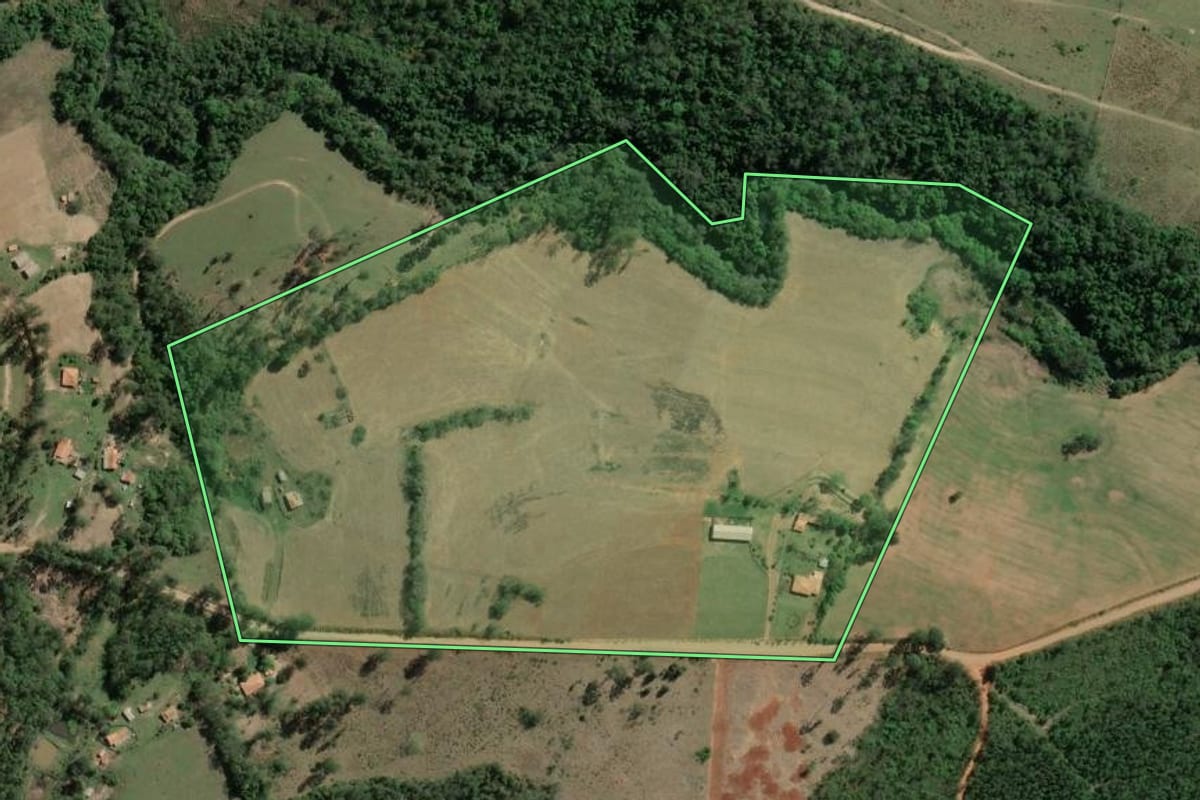 Imagem de satélite do imóvel rural em Siqueira Campos (PR), com o contorno declarado no CAR desenhado por cima.