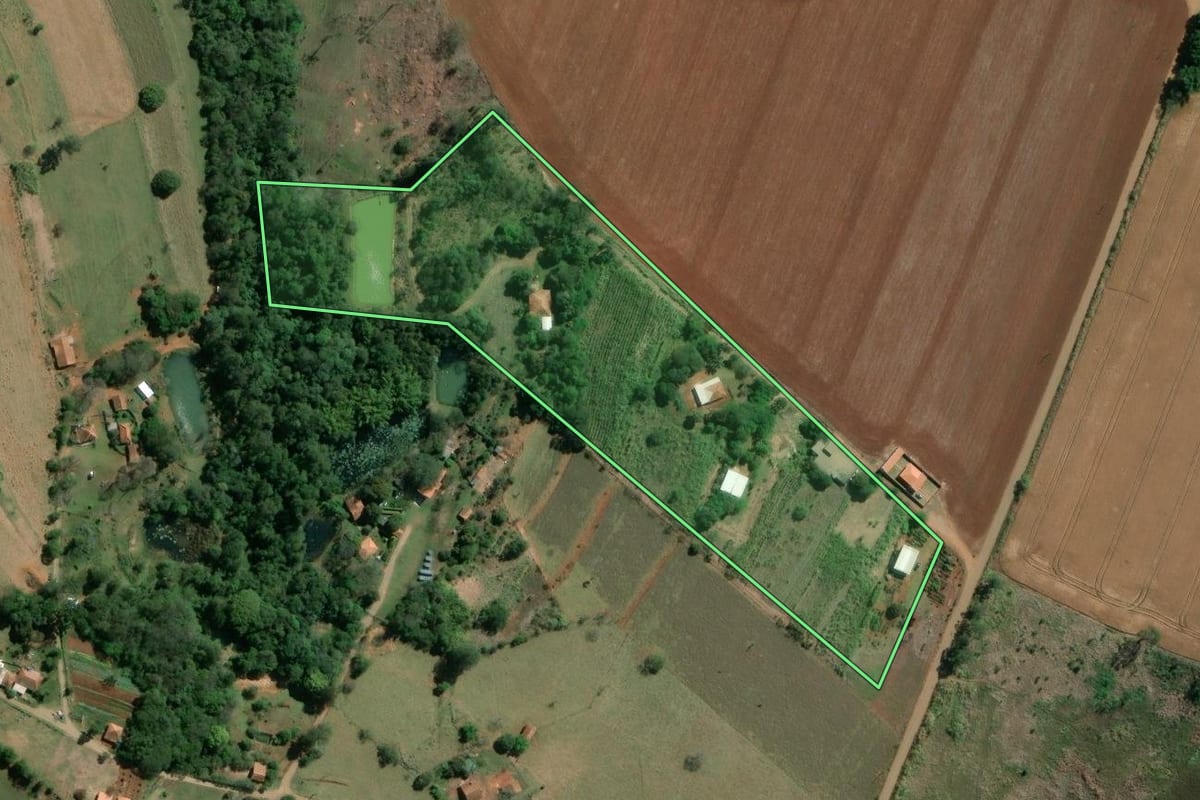 Imagem de satélite do imóvel rural em Siqueira Campos (PR), com o contorno declarado no CAR desenhado por cima.
