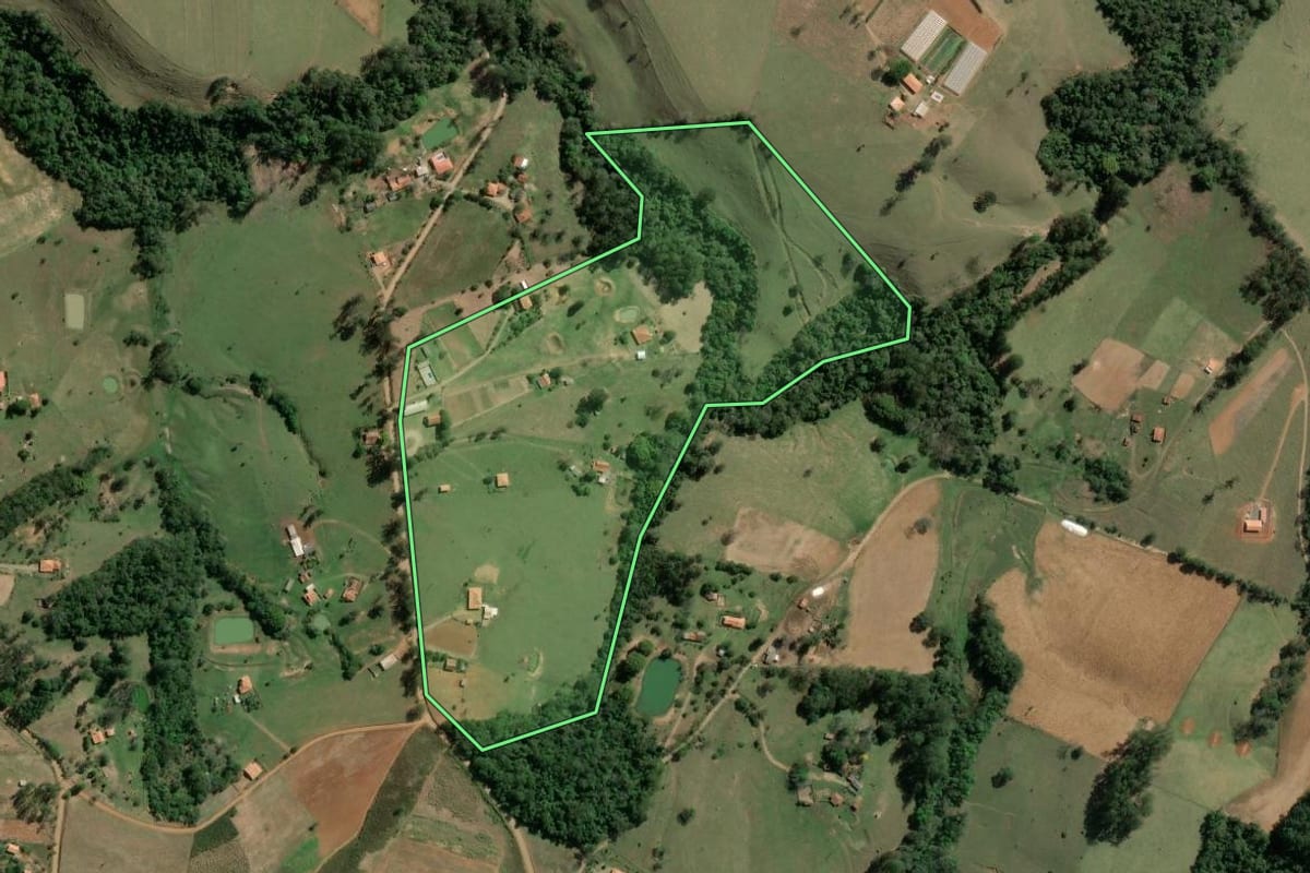 Imagem de satélite do imóvel rural em Siqueira Campos (PR), com o contorno declarado no CAR desenhado por cima.