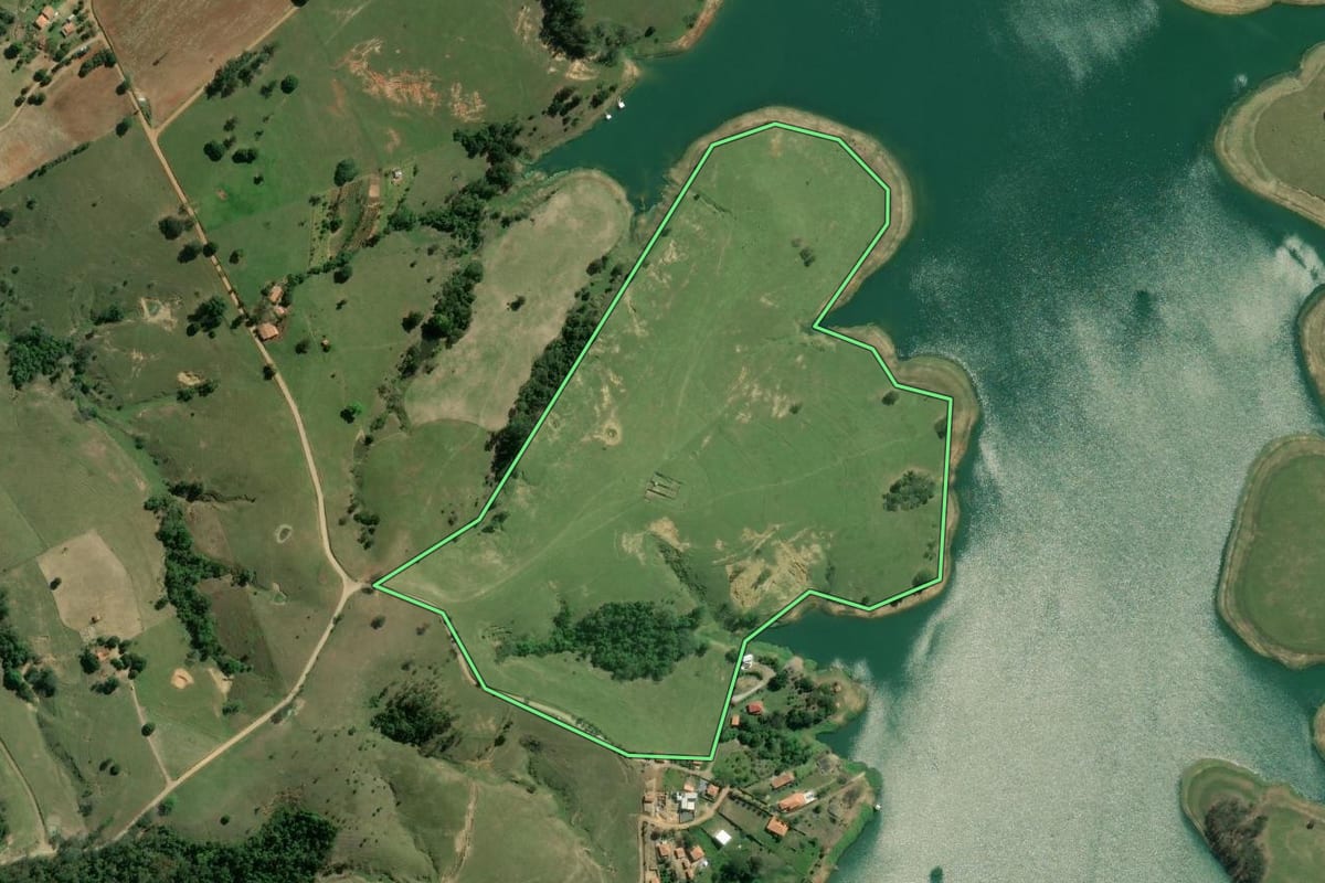 Imagem de satélite do imóvel rural em Siqueira Campos (PR), com o contorno declarado no CAR desenhado por cima.
