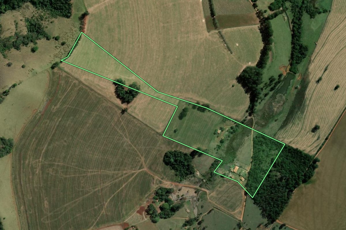 Imagem de satélite do imóvel rural em Siqueira Campos (PR), com o contorno declarado no CAR desenhado por cima.