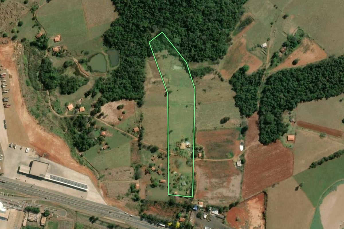 Imagem de satélite do imóvel rural em Siqueira Campos (PR), com o contorno declarado no CAR desenhado por cima.