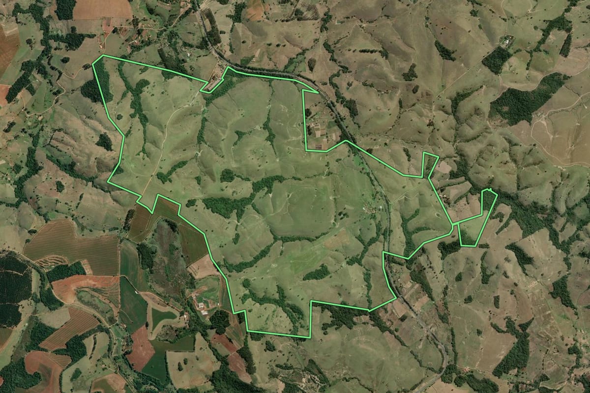 Imagem de satélite do imóvel rural em Siqueira Campos (PR), com o contorno declarado no CAR desenhado por cima.