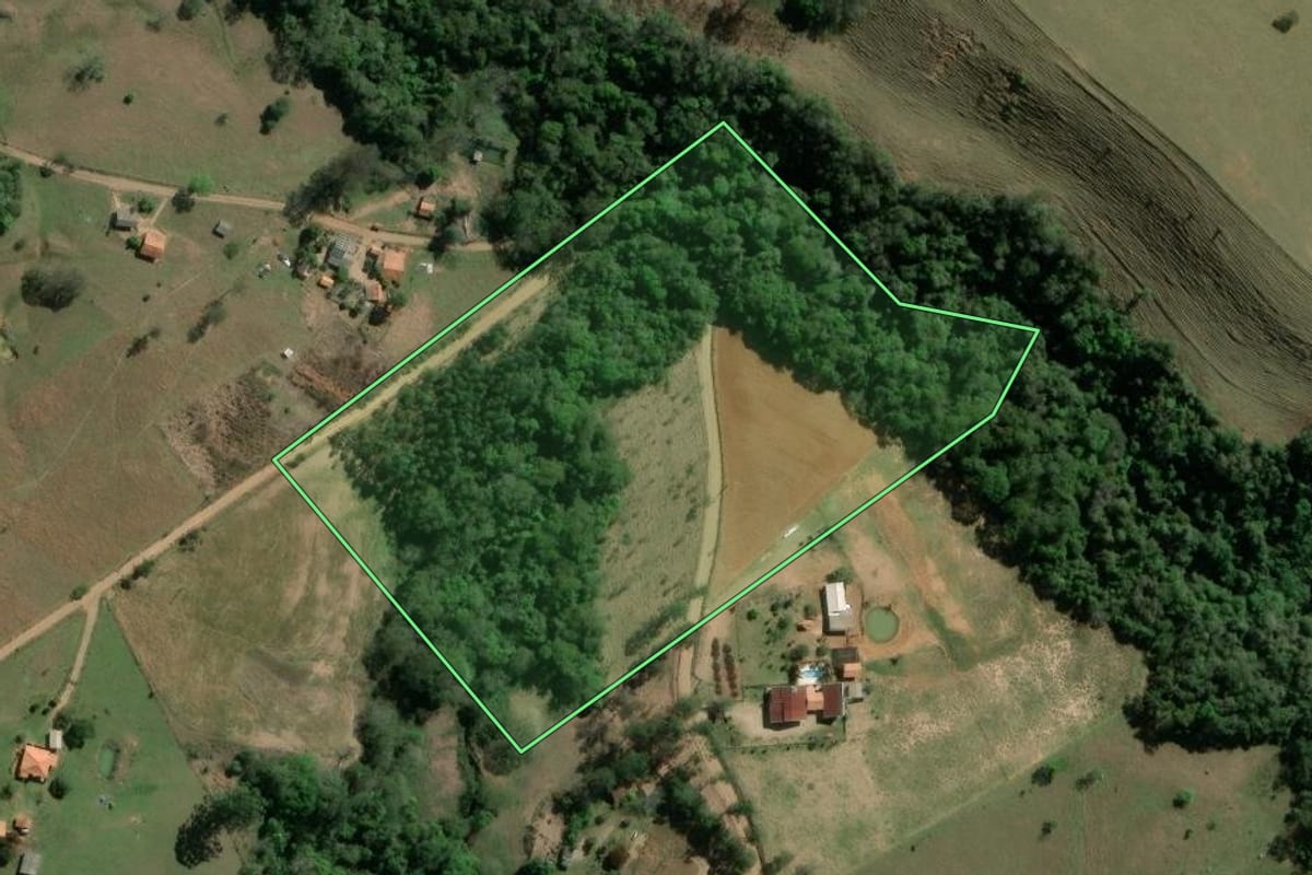 Imagem de satélite do imóvel rural em Siqueira Campos (PR), com o contorno declarado no CAR desenhado por cima.