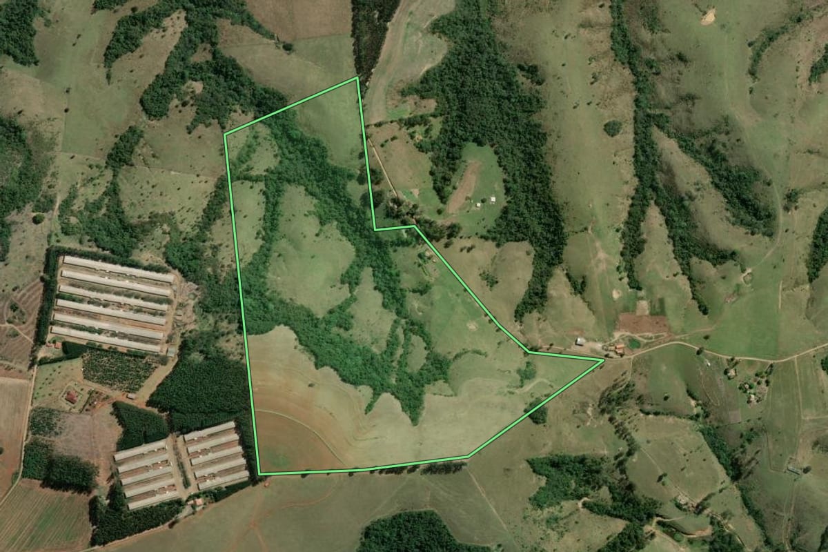 Imagem de satélite do imóvel rural em Siqueira Campos (PR), com o contorno declarado no CAR desenhado por cima.